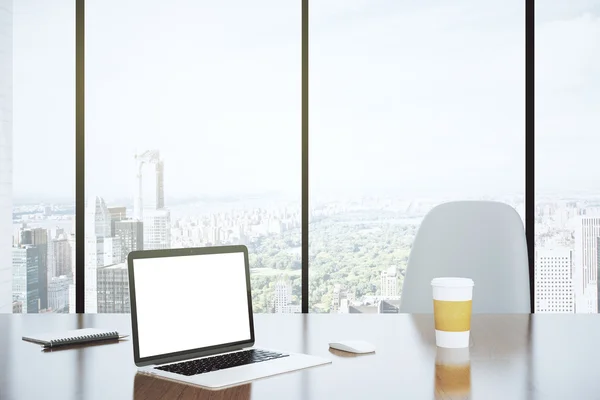 Pantalla en blanco de la computadora portátil y taza de papel en la mesa con cha blanca —  Fotos de Stock