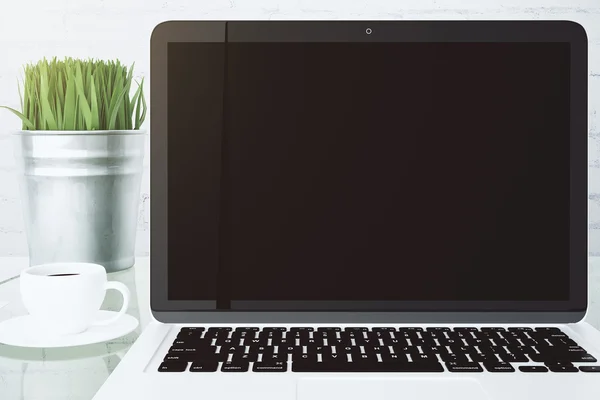 Tela de laptop preto em branco com xícara de café e grama no bu — Fotografia de Stock