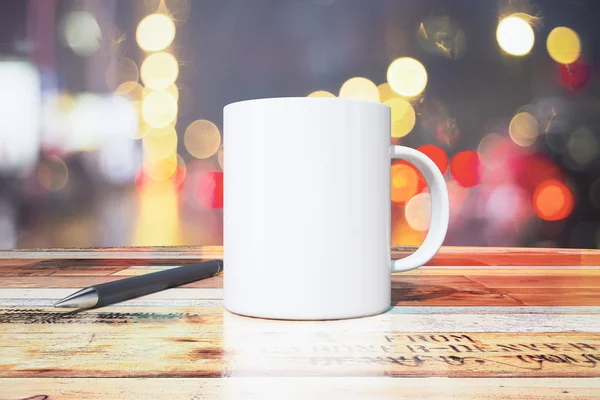 Tasse Kaffee und Stift auf einem Holztisch — Stockfoto