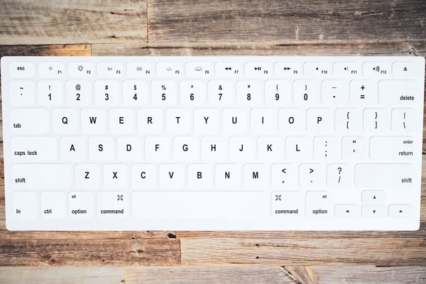 Teclado na mesa de madeira — Fotografia de Stock