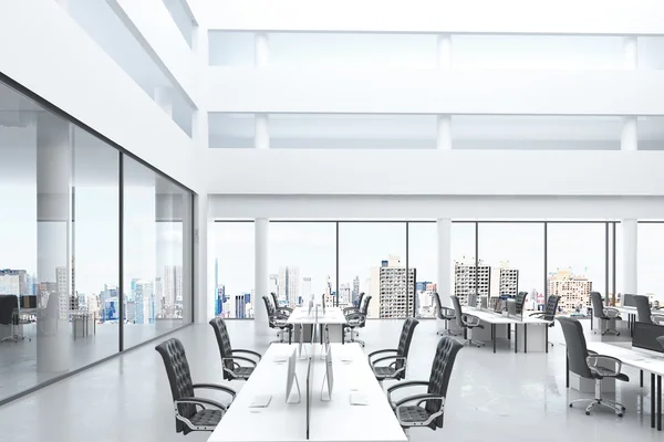 Modernes Großraumbüro mit großen Fenstern und Möbeln — Stockfoto