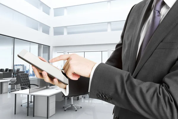 Empresário trabalhando com um tablet digital em um escritório moderno — Fotografia de Stock