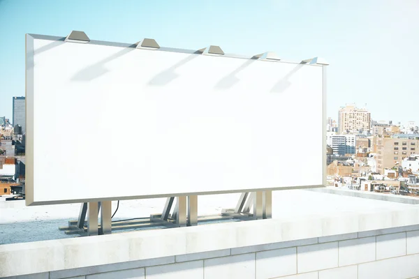 Puste billboard na dachu budynku na tle miasta megapolis — Zdjęcie stockowe