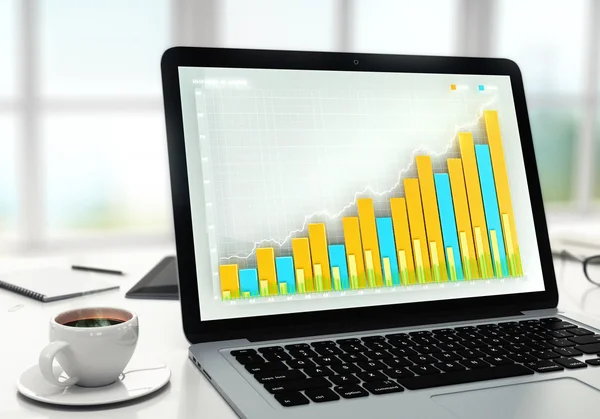 Бизнес-график на экране ноутбука с чашкой кофе на столе — стоковое фото