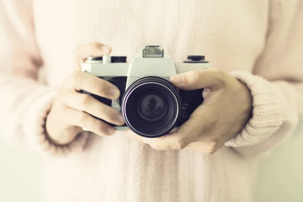 Chica con cámara vintage en las manos — Foto de Stock