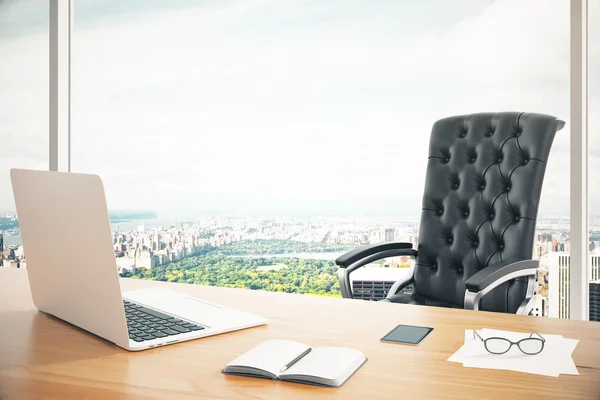 Lugar de trabalho moderno com mesa de madeira, laptop e couro clássico — Fotografia de Stock