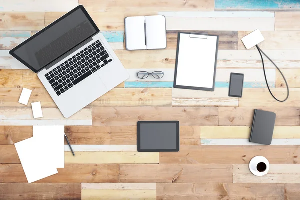 Skrivebord av tre med bærbar og digital tablett – stockfoto
