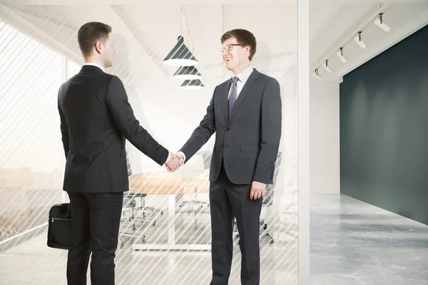 商人在透明的现代会议室握手 — 图库照片