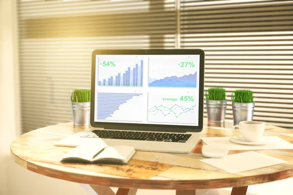 Gráfico de negocios en la pantalla del ordenador portátil con diario, cubos de hierba y — Foto de Stock