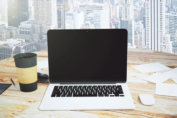 Puste czarny ekran laptopa papier filiżanki kawy w zakładce drewniane — Zdjęcie stockowe