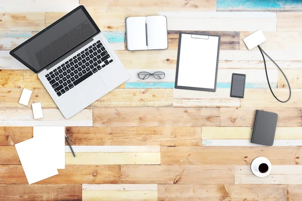 Laptop mit Papieren, Tagebuch und Papieren auf Holztisch, Attrappe — Stockfoto
