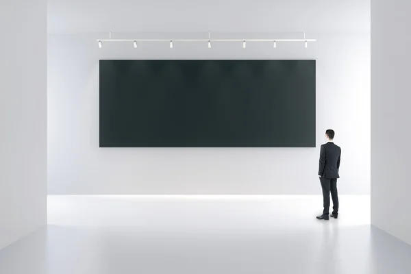 Poster bianco nero e uomo d'affari in camera bianca vuota, finto — Foto Stock