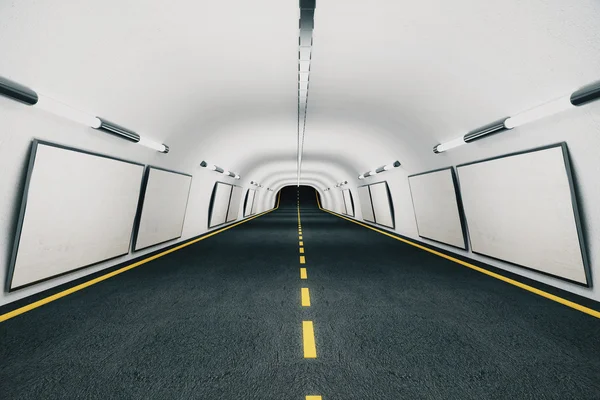 Carteles blancos en blanco en las paredes en el moderno túnel vacío, simulacro — Foto de Stock