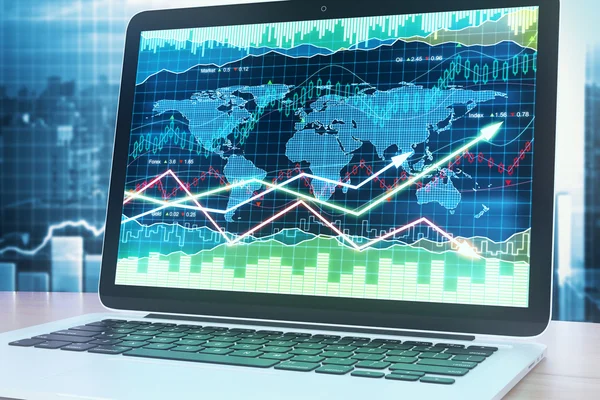 ノート パソコンの画面上に矢印の付いたビジネス グラフ — ストック写真