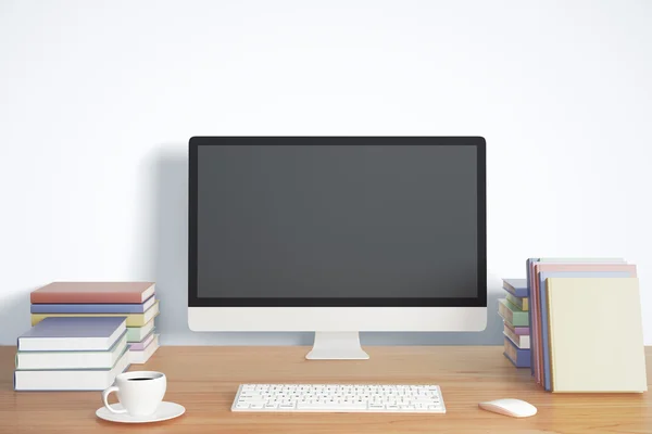 Pantalla de computadora negra en blanco con teclado, taza de café y boo — Foto de Stock