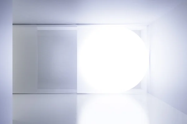 Gran círculo brillante blanco en la habitación vacía blanca — Foto de Stock