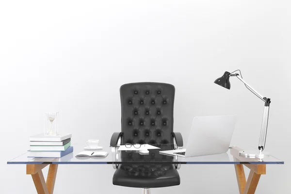 ノート パソコンと黒い椅子と机 — ストック写真