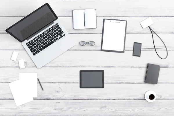 Draufsicht auf einen weißen Holztisch mit Laptop und digitalem Tablet — Stockfoto