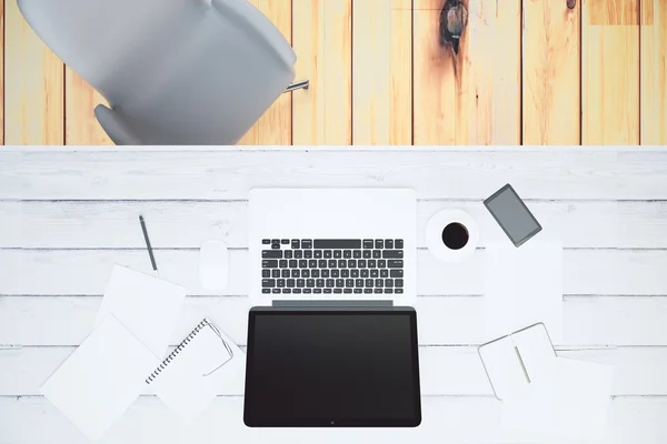 Widok z góry białe drewniane biurko z laptopa pusty ekran, makiety u — Zdjęcie stockowe