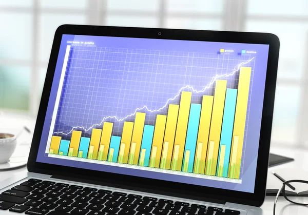 Laptop scherm met een groeiende financiële grafiek — Stockfoto