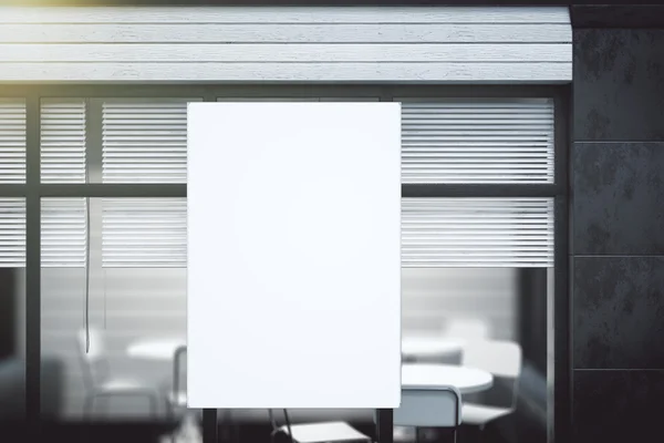 Cartaz branco em branco na parede transparente na conferência moderna offi — Fotografia de Stock