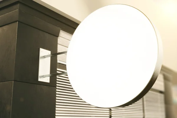 Lege witte ronde bord op de muur van het gebouw buiten, moc — Stockfoto