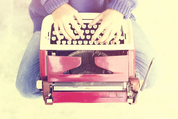 Ragazza hipster con vecchia macchina da scrivere stile — Foto Stock