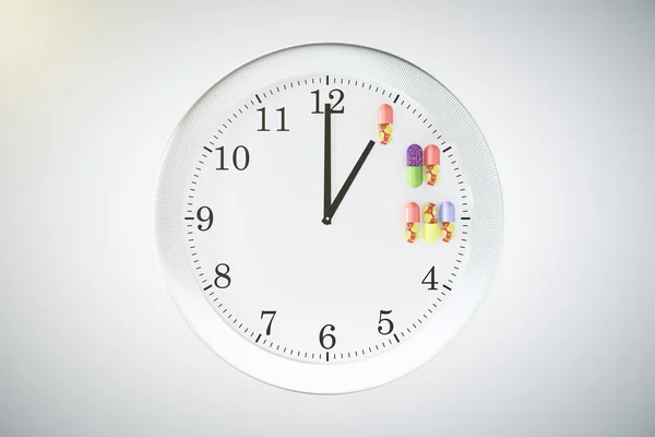 Recibir medicamentos según el concepto de horario con reloj de pared y pi —  Fotos de Stock
