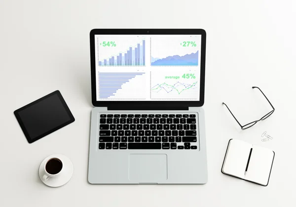 一杯のコーヒー、デジタル タブルでノート パソコンの画面のビジネス グラフ — ストック写真