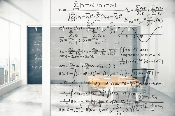 Parede transparente com equações na moderna sala de conferências — Fotografia de Stock