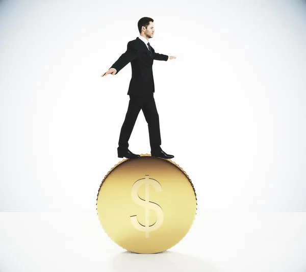 El hombre se equilibra en un concepto de moneda de oro — Foto de Stock