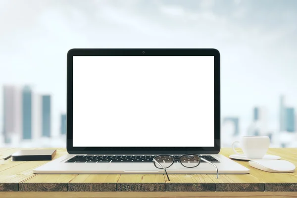 Blank laptop screen on the wooden table with cup of coffee and g — Stock Photo, Image