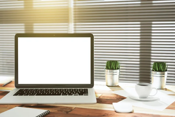 Tela de laptop em branco na mesa de trabalho com xícara de café, simular — Fotografia de Stock