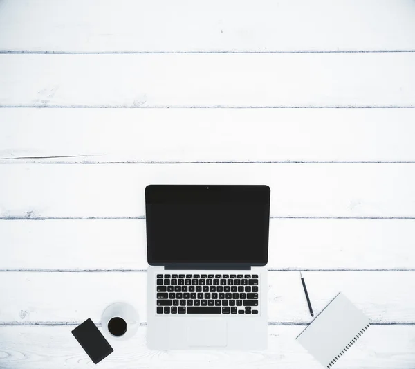 Bovenaanzicht van een witte houten tafel met een laptop en accessoires w — Stockfoto