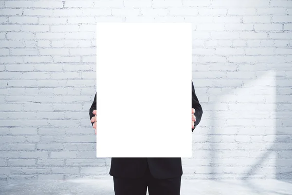 Homem segurando cartaz em branco, zombar — Fotografia de Stock