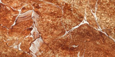 Kırmızı ve kahverengi mermer, etrafını saran koyu kırmızı ve damarlarla kaplı olduğuna inanmak çok zor..