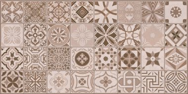 Koyu kahverengi çiçek desenli duvar kiremitleri ve duvar kağıdı kullanımı