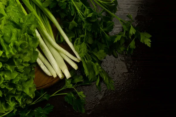 Les Feuilles Laitue Les Poireaux Verts Reposent Sur Planche Vue — Photo