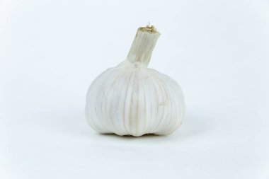 Sarımsak izole edilmiş beyaz bir zeminde bulunur. Taze sebzeler. Beyaz sarımsak başı izole edilmiş beyaz arka planda yatıyor.