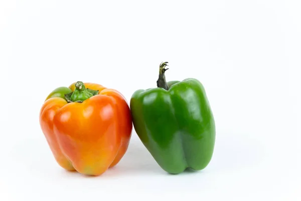 Verduras Frescas Jugosos Pimientos Rojos Verdes Con Tallo Verde Erige — Foto de Stock