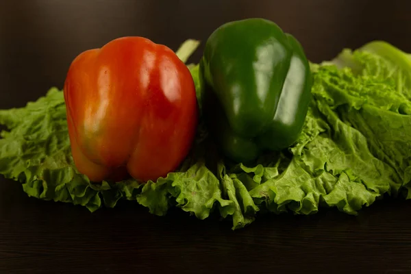 Légumes Frais Poivrons Rouges Verts Reposent Sur Des Feuilles Laitue — Photo