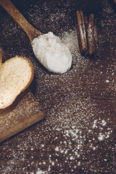 Harina Una Cuchara Madera Baguette Francesa Rodajas Sobre Una Tabla —  Fotos de Stock