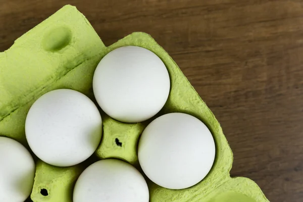 開かれた段ボール箱の中の白い鶏の卵のトップビュー 新鮮な鶏の卵の背景 箱の中の卵 クローズアップ 食材の調理 — ストック写真