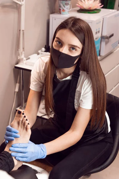 Master Pedicure Process Professional Pedicures Wizard Mask Causes Gel Nails — Stock Photo, Image