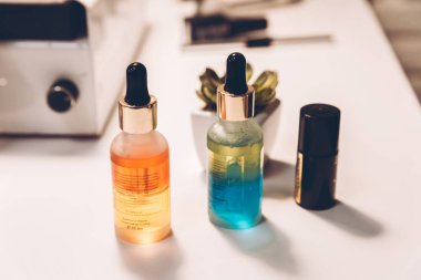 Manikür masası ve iş aletleri. Çok güzel düzenlenmiş tırnak cilası kavanozları ve arka planda bir fırça ve yazı veya logo için bir yer. Manikür araçları