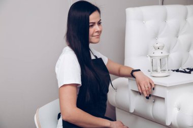 Beyaz tuğlalı arka planda esmer bir kız. Mesaj ve logo için yeri var.