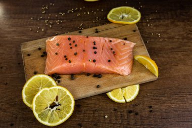 Limon ve baharatlı çiğ somon balığı filetosu.