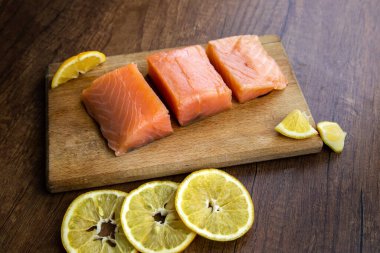 Limon ve baharatlı çiğ somon balığı filetosu.