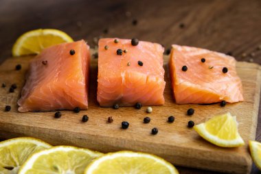 Limon ve baharatlı çiğ somon balığı filetosu.