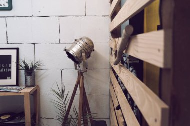 Oturma odasının iç tarafında şık bir lamba var. Çatı katı tarzı oturma odası..